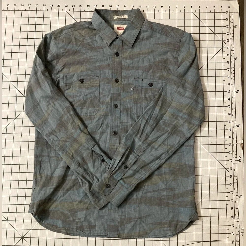 Levi’s Men’s Size Small Standard Fit‎ Button Down Shirt